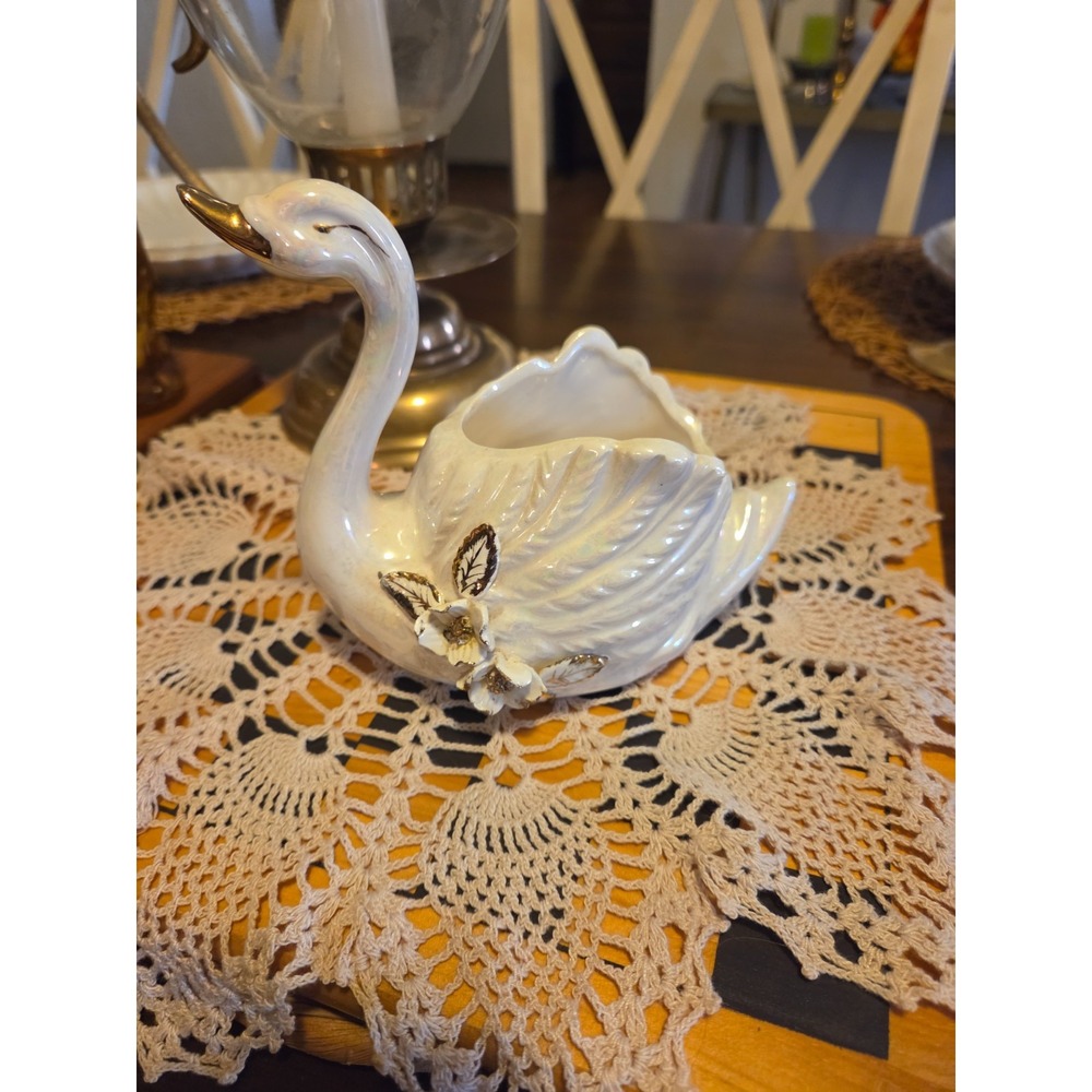 norcrest figurine vintage swan, Glamor, Cottagecore, Granny Core,